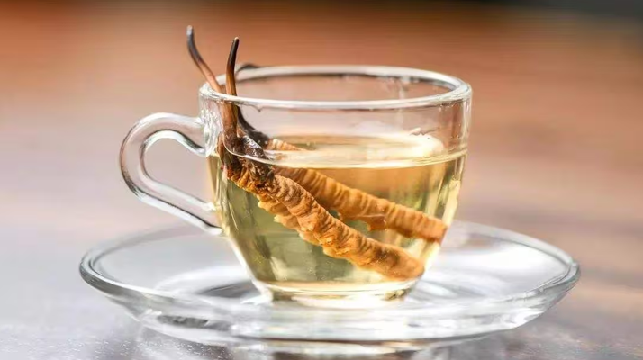 一杯蟲草水，健康新滋味：冬蟲夏草泡水喝的奇妙功效